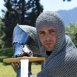 Publicity photo of Henry V in chainmail preparing to lunge with a longsword.